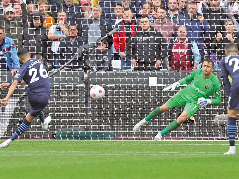 رياض محرز يسدد ركلة الجزاء الضائعة