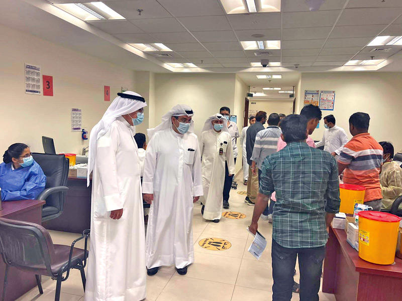 السعيد ورضا خلال تفقدهما مركز الشويخ لفحص العمالة