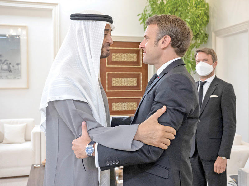 ماكرون معزياً بن زايد في أبوظبي أمس (رويترز)