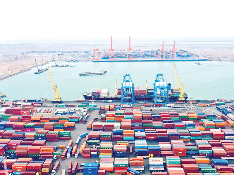 صورة للحاويات التي تحتوي على مواد كيمياوية خطيرة في ميناء أم قصر