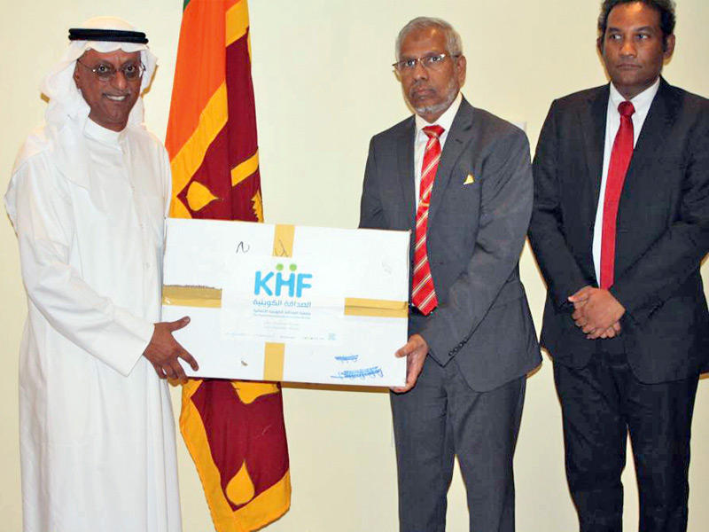 تسليم المعونات إلى سفير سريلانكا