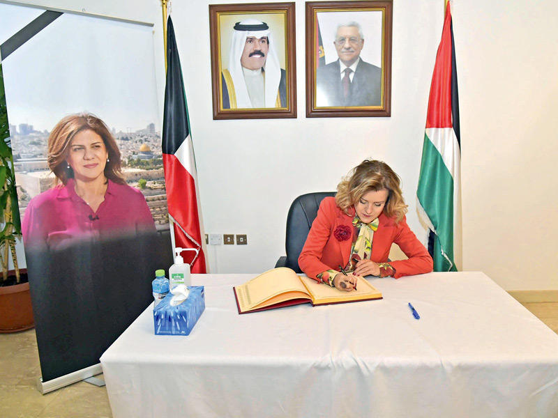 السفيرة الفرنسية تقدم التعازي بشيرين في سفارة فلسطين أمس