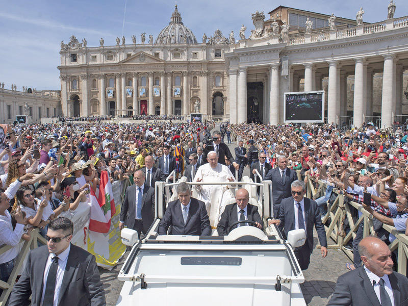 البابا فرنسيس متجولاً في ساحة القديس بطرس