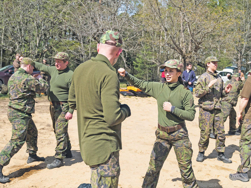 تدريبات للجيش الفنلندي في ثكنة بهلسنكي ( أ ف ب)