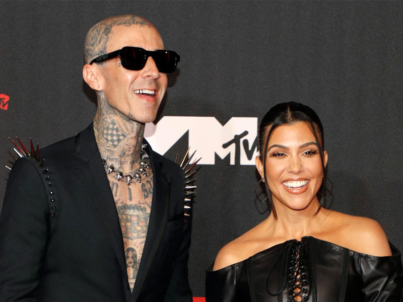 نجمة تلفزيون كورتني كاردشيان - والمغني ترافس باركر