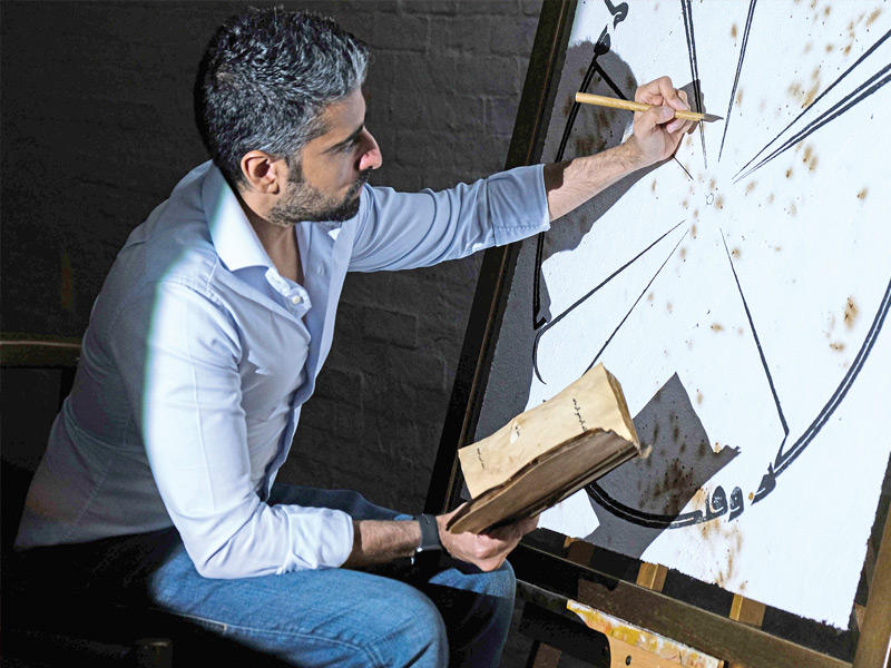 عبدالعزيز العوضي يصمم لوحة بالخط الكوفي والأوراق الطبيعية