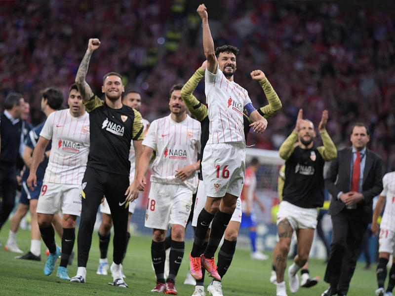 فرحة لاعبي إشبيلية بعد نهاية المباراة