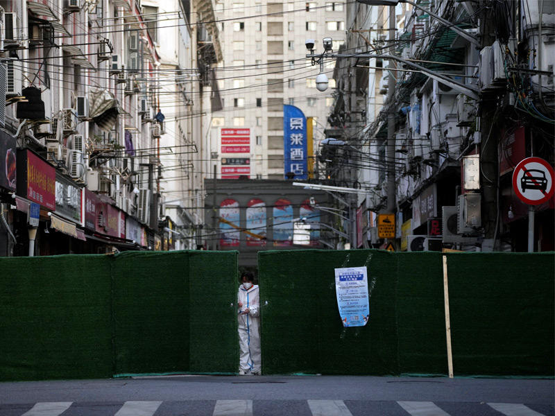 السلطات الصحية الصينية تغلق شوارع شنغهاي خلال الإغلاق العام