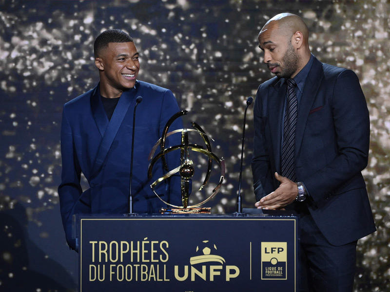 تيري هنري يسلم  كيليان مبابي الجائزة