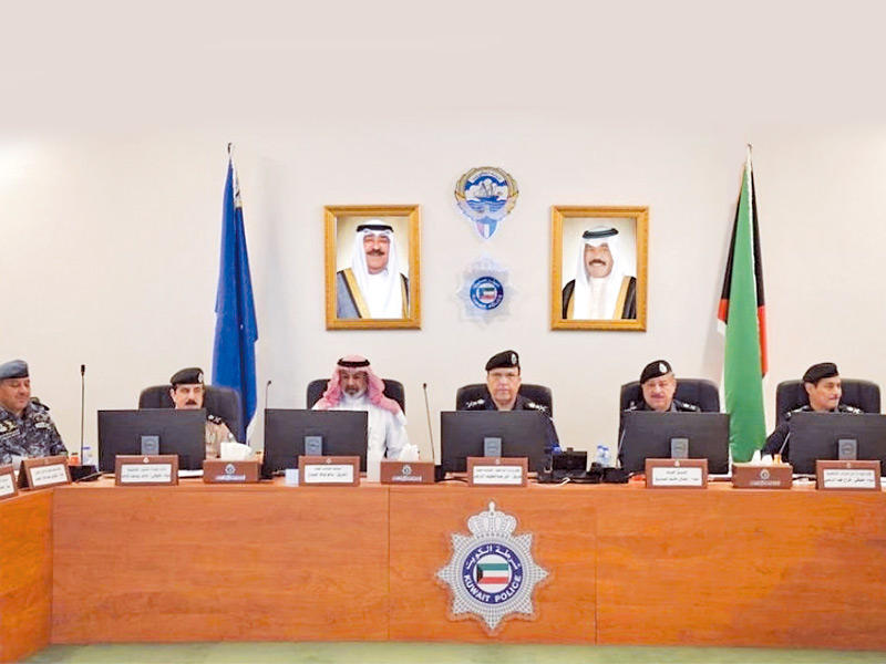 وكيل وزارة الداخلية الفريق أنور البرجس مترئساً الاجتماع