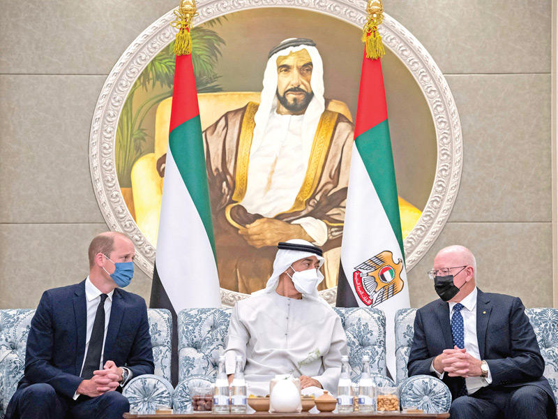 محمد بن زايد متوسطاً الامير هاري دوق كمبريدج والحاكم العام لأستراليا ديفيد هورلي في أبوظبي أمس (أ ف ب) 