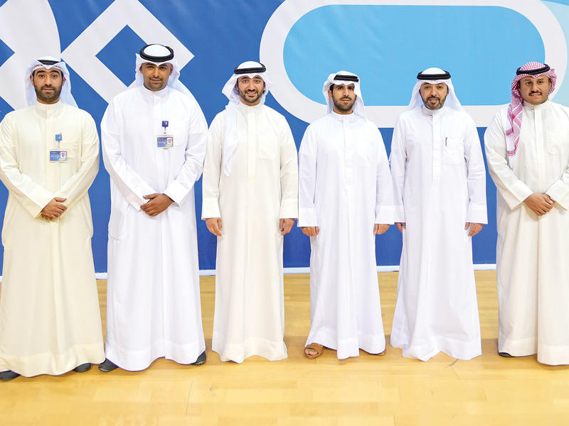 رئيس اللجنة الأولمبية الكويتية الشيخ فهد الناصر وعضو مجلس إدارة اللجنة الأولمبية رئيس لجنة اللجان الرياضية الشيخ مبارك النواف ونائب المدير العام للهيئة العامة للرياضة د. صقر الملا مع ممثل شركة زين خلال الزيارة