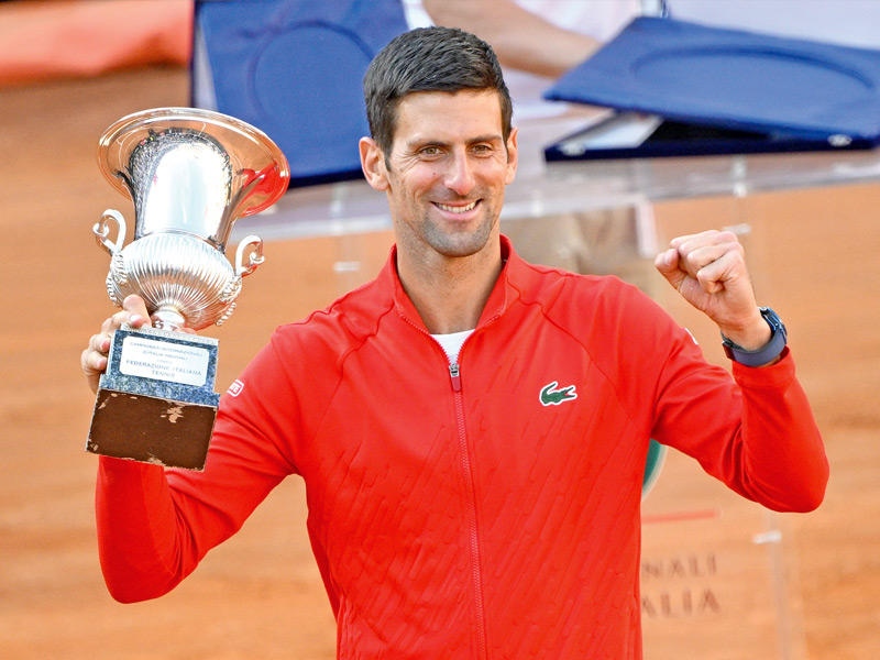 نوفاك ديوكوفيتش يحمل كأس دورة روما