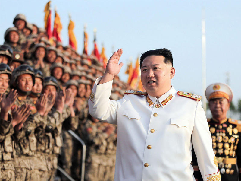 الزعيم الكوري الشمالي كيم جونغ أون خلال مشاركته في حفل استعراضي للاحتفال بالذكرى التسعين لتأسيس ثورة الشعب الكوري