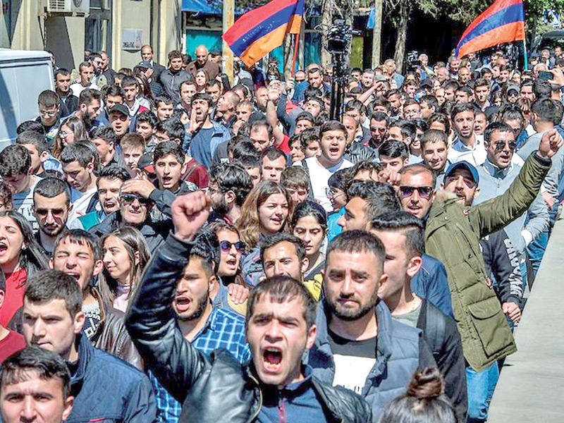 شوارع ارمينيا تغص بالمتظاهرين المعارضين 