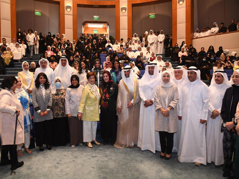 صورة جماعية لرئيس المجلس والمحتفى بهما د. فايزة الخرافي وماما أنيسة والأسرة الأكاديمية والحضور