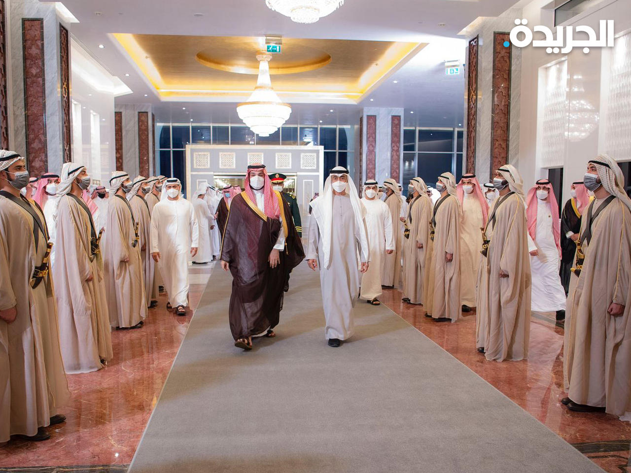 ولي العهد السعودي مقدماً واجب العزاء