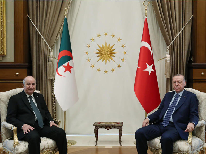 الرئيس التركي رجب طيب إردوغان مستقبلاً الرئيس الجزائري عبدالمجيد تبون