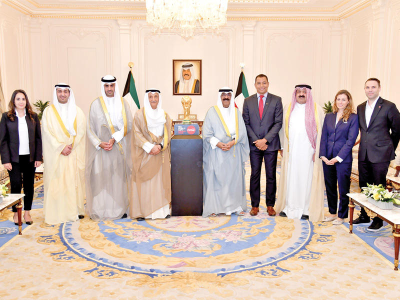 صورة جماعية لسمو نائب الأمير والوفد المعني بجولة كأس العالم الترويجية لـ (فيفا)
