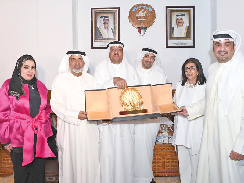 من أجواء تكريم  للمديرة العامة لمكتبة البابطين المركزية للشعر العربي سعاد العتيقي