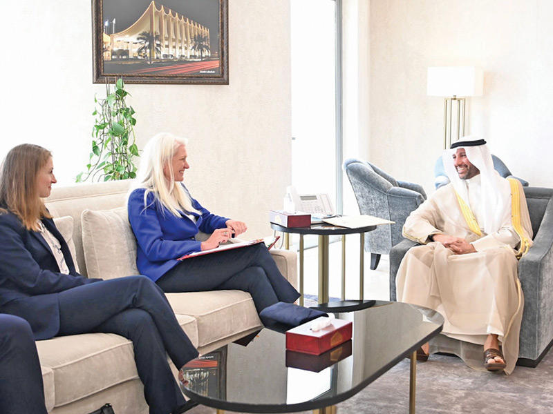 الغانم مستقبلاً الوزيرة البريطانية