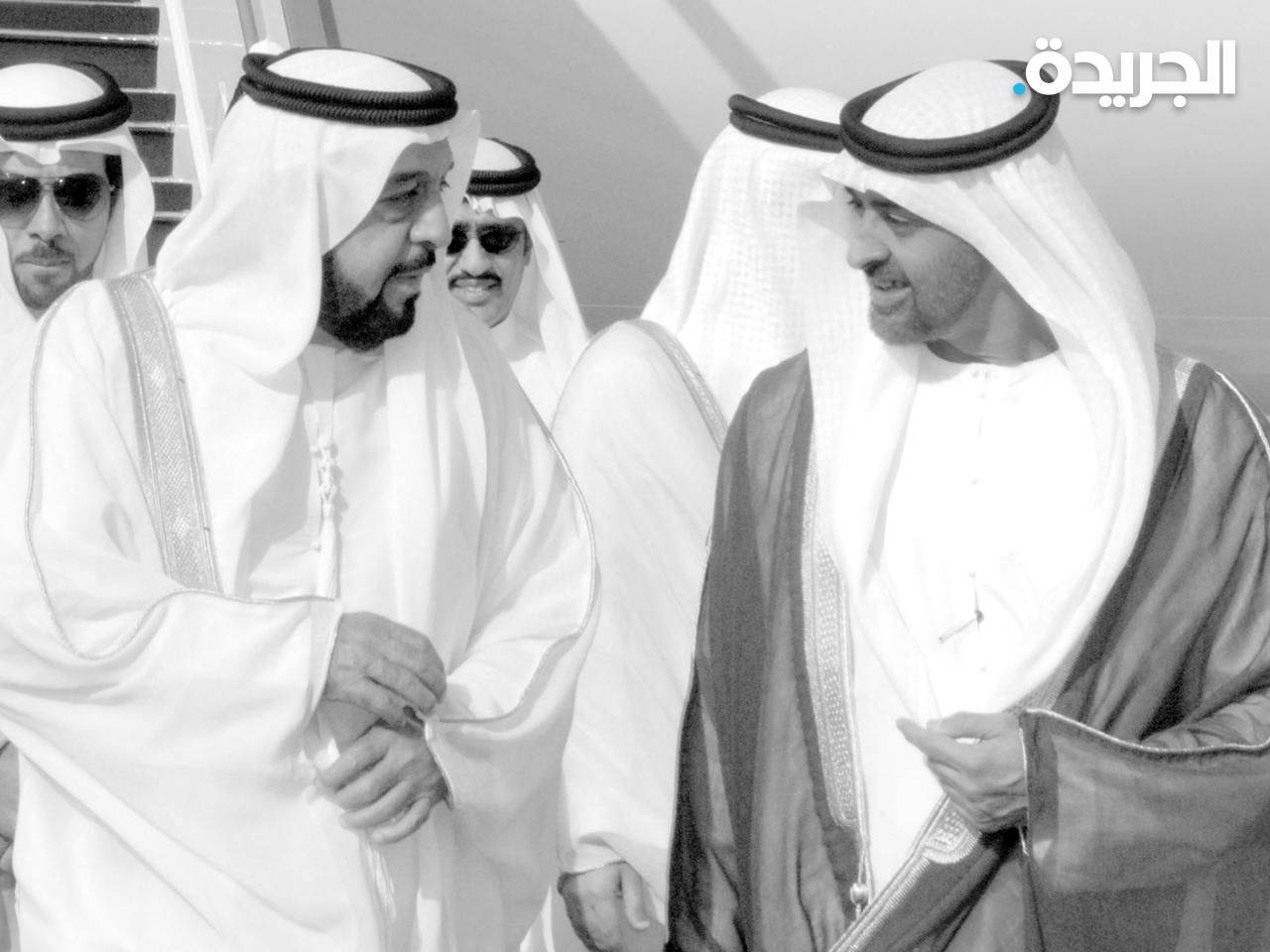 محمد بن زايد والمرحوم خليفة بن زايد في صورة نشرها محمد