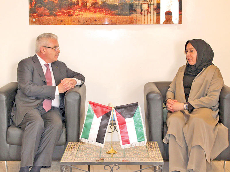 السفير الفلسطيني لدى البلاد رامي طهبوب مستقبلاً رئيسة الاتحاد الكويتي للجمعيات النسائية الشيخة فادية السعد