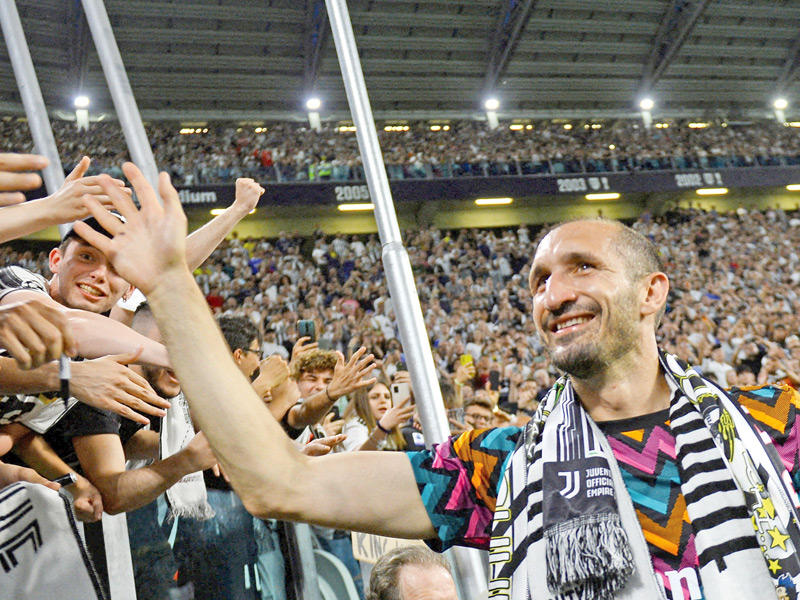 جورجو كيليني يحيي الجماهير في آخر مبارياته مع الفريق