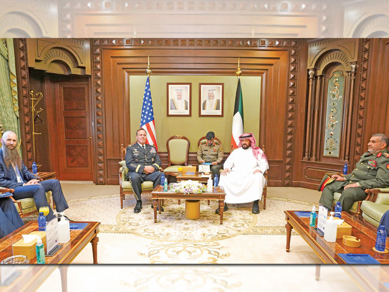 وزير الدفاع خلال لقائه المسؤول الأميركي اليوم 