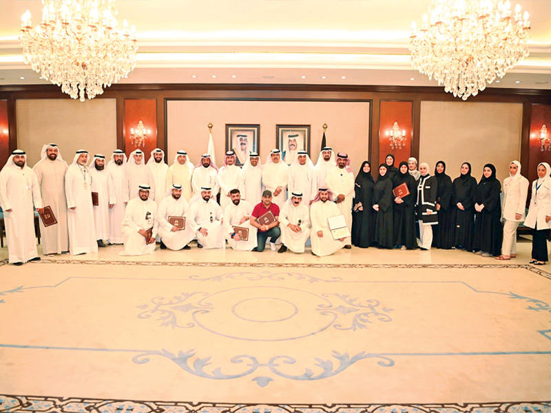 محافظ حولي متوسطاً المكرمين