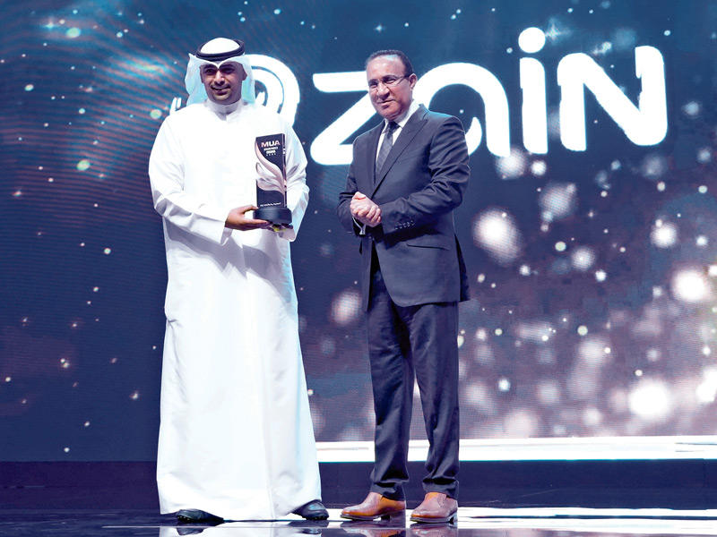 رئيس مجلس أمناء الجامعة فهد العثمان مكرماً «زين» خلال الحفل