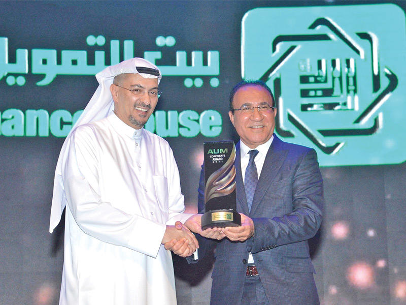  رئيس مجلس أمناء الجامعة فهد العثمان مكرماً رئيس الموارد البشرية لمجموعة بيتك زياد العمر