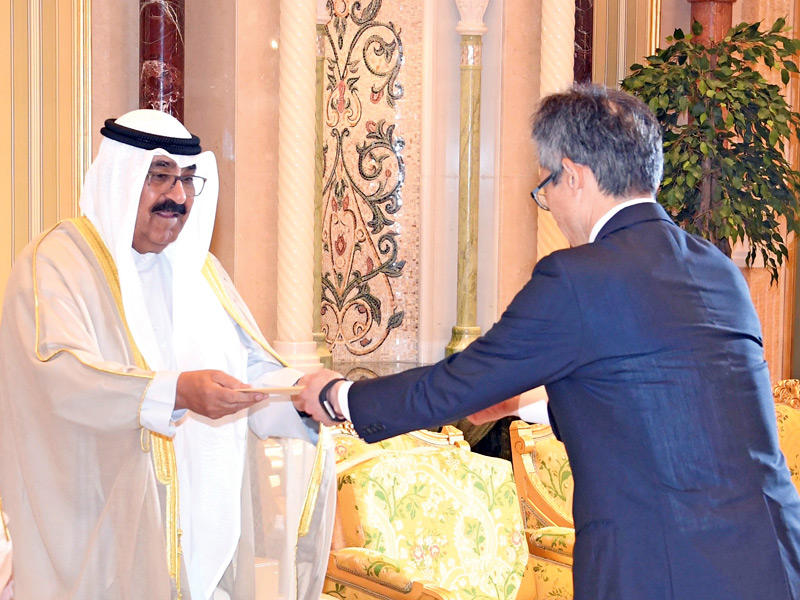 سمو نائب الأمير ولي العهد الشيخ مشعل الأحمد يتسلم أوراق اعتماد سفير اليابان