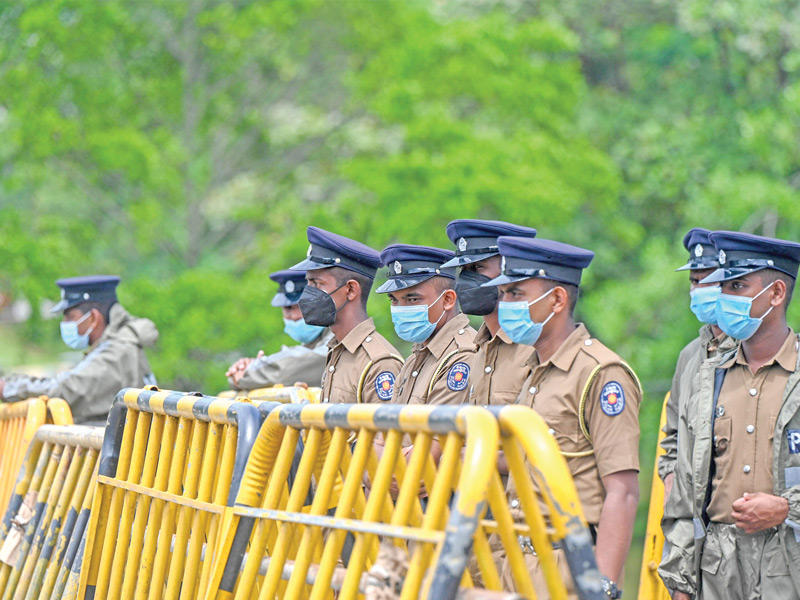 الشرطة السريلانكية تقيم نقطة تفتيش للحد من شغب المتظاهرين
