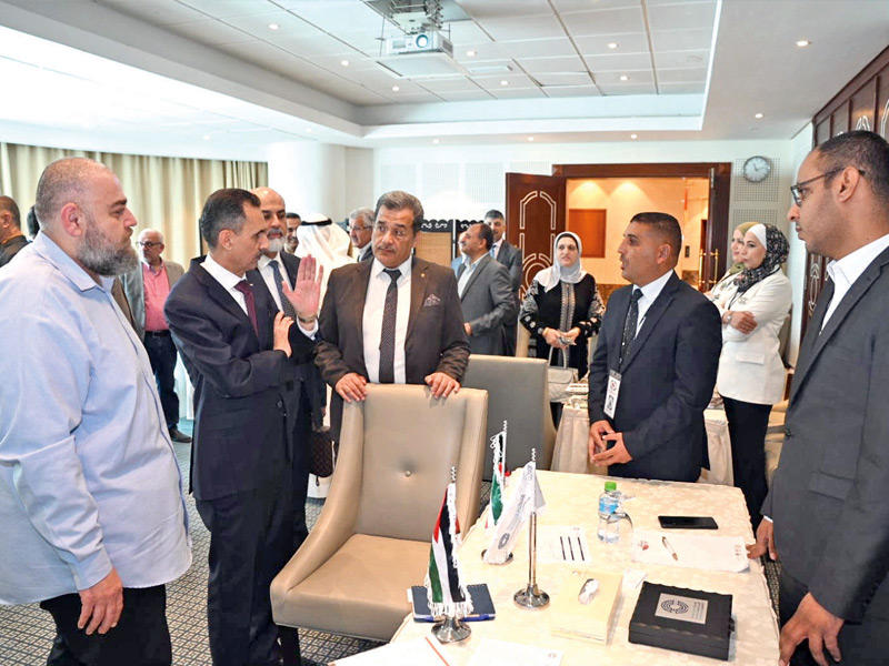 السفير الأردني خلال لقاء مسؤولين بالمعرض