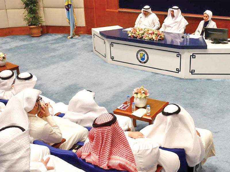 لقاء مدير جامعة الكويت، د. يوسف الرومي أمس عميد شؤون الطلبة بالوكالة د. سلمان العنزي وقياديي عمادة شؤون الطلبة 