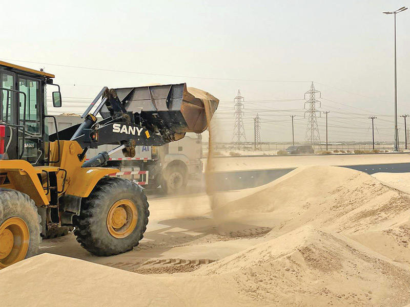 إزالة الرمال من بعض الطرق التي تجمعت بها