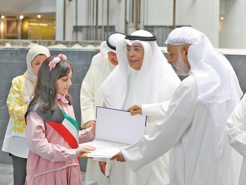 المقصيد والعنزي خلال تكريم إحدى الطالبات الفائزات