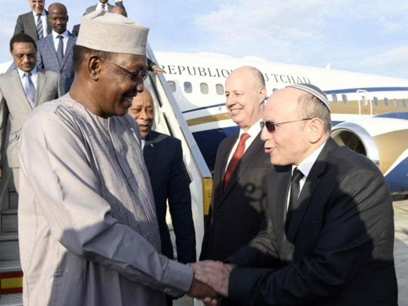 رئيس المجلس العسكري محمد إدريس ديبي وبورغل سفير إسرائيل لدى تشاد 