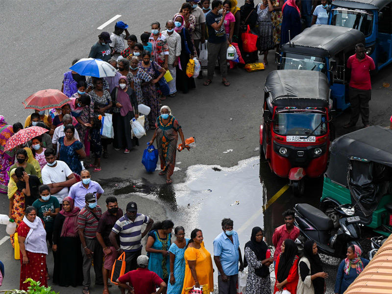 المستهلكون يصطفون في طابور أمام محطة إمداد في كولومبو لشراء الكيروسين 
