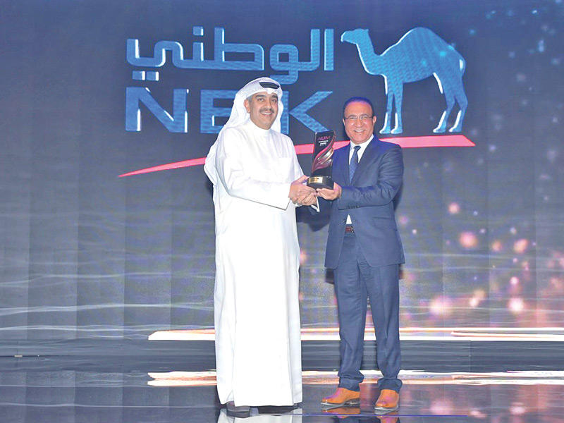  رئيس مجلس أمناء جامعة الشرق الأوسط الأميركية (AUM)، د. فهد العثمان مكرماً  المدير العام للموارد البشرية لمجموعة بنك الكويت الوطني، عماد العبلاني