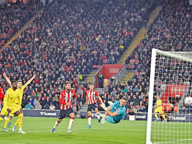 مينامينو نجم ليفربول يحرز هدفه في مرمى ساوثامبتون