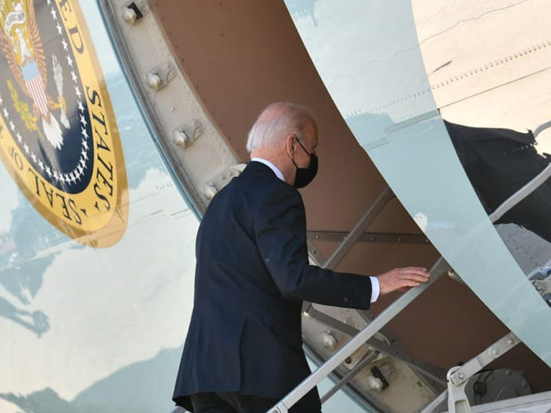 الرئيس الأميركي جو بايدن متوجها للطائرة 