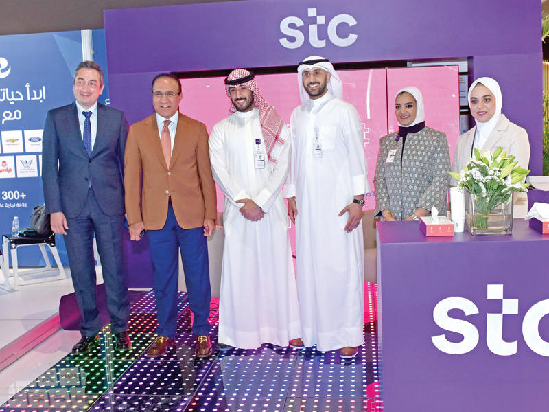 فريق الموارد البشرية مع فهد العثمان في جناح الشركة 