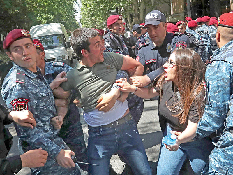 القوات الامنية خلال عملية اعتقال لعشرات المحتجين