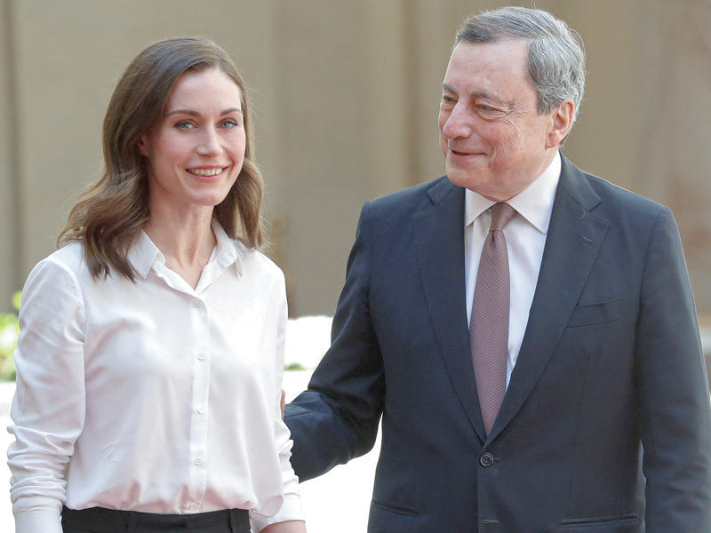 رئيس وزراء إيطاليا مستقبلاً نظيرته الفنلندية في روما أمس (رويترز)