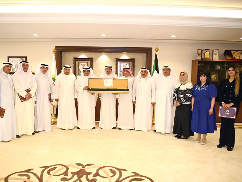 محافظ حولي متوسطاً فريق هايدبارك التطوعي