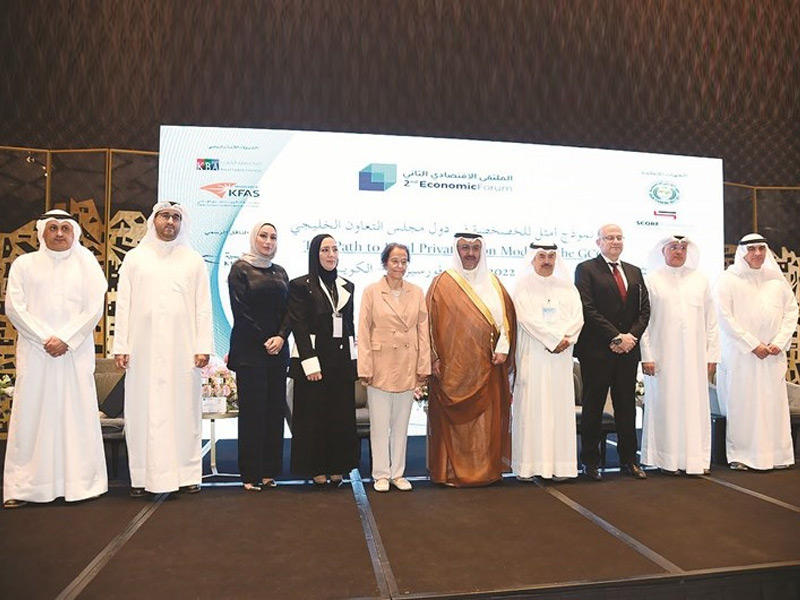 صورة جماعية للمشاركين في الملتقى