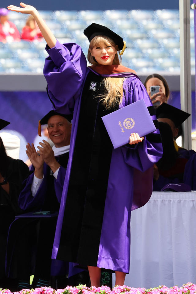 المغنية وكاتبة الأغنيات المشهورة تايلور سويفت 