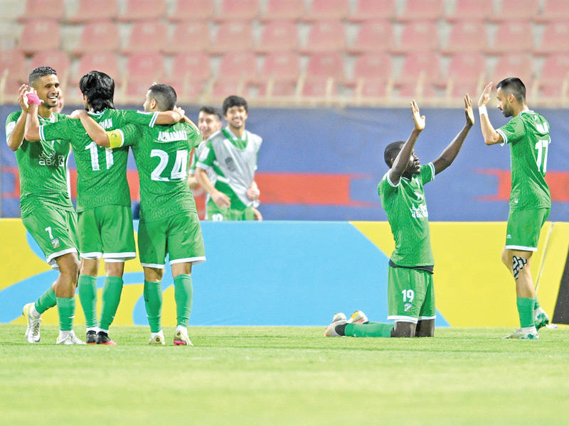 جانب من مباراة العربي والرفاع وفرحة اللاعبين بالفوز